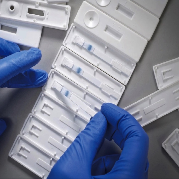 การเปรียบเทียบระหว่างการทดสอบแอนติเจนแบบรวดเร็วและการทดสอบ PCR